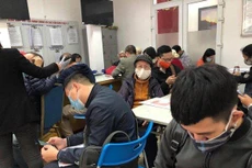 Người dân chờ làm thủ tục tại Văn phòng Đăng ký đất đai quận Hai Bà Trưng