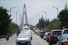 Lượng xe qua cầu Rạch Miễu tăng đột biến. Ảnh: TTXVN