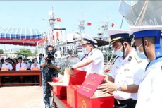 Kiểm tra thùng phiếu an toàn trước khi niêm phong. Ảnh: TTXVN