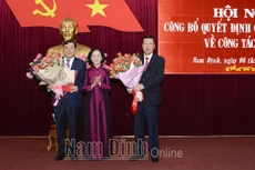 Bà Trương Thị Mai, Ủy viên Bộ Chính trị, Bí thư Trung ương Đảng, Trưởng Ban Tổ chức Trung ương tặng hoa chúc mừng Tổng Thanh tra Chính phủ Đoàn Hồng Phong và Bí thư Tỉnh ủy Phạm Gia Túc. Ảnh: Báo Nam Định.