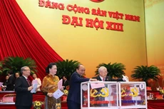 Các đồng chí lãnh đạo Đảng và Nhà nước bỏ phiếu bầu Ban Chấp hành Trung ương khóa XIII