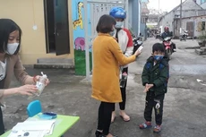 Cô và trò trường Mầm non Hồ Sơn, huyện Tam Đảo, tỉnh Vĩnh Phúc phòng chống dịch