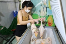 Lác đác hàng quán chuẩn bị mở cửa trở lại ở TP.HCM