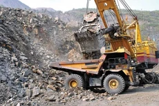 Hoạt động bốc xúc, vận chuyển đất đá trong khai trường mỏ Công ty than Cọc Sáu. Ảnh Internet