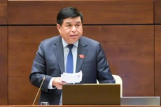 Bộ trưởng Bộ Kế hoạch và Đầu tư Nguyễn Chí Dũng giải trình tại Phiên thảo luận về kế hoạch phát triển kinh tế - xã hội và ngân sách nhà nước.