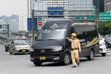 CSGT Hà Nội kiểm tra xe kinh doanh vận tải hành khách. Ảnh: Báo QĐND