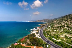 Đường ven biển đi qua vịnh Cà Ná