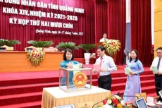 Các đại biểu Hội đồng nhân dân bỏ phiếu bầu cử chức danh Phó Chủ tịch Ủy ban nhân dân tỉnh Quảng Ninh nhiệm kỳ 2021-2026. 