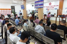 Người dân làm thủ tục hành chính tại Trung tâm Phục vụ hành chính công phường Hòa Khánh, thành phố Đà Nẵng. Ảnh: Dân trí