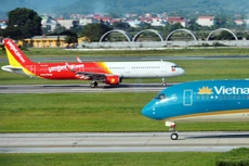 Máy bay của hai hãng hàng không Vietnam Airlines và Vietjet đang chuẩn bị cất, hạ cánh tại một sân bay. 