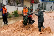 Lực lượng chức năng đưa người dân ra khỏi vùng nguy hiểm