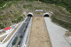 Ùn tắc trên cao tốc Vĩnh Hảo - Phan Thiết kéo dài gần 10 km trước hầm Núi Vung