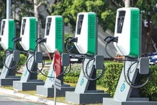 Việc bố trí hệ thống trạm sạc và bãi đỗ xe phù hợp là điều kiện quan trọng để bảo đảm hạ tầng giao thông phục vụ cho giai đoạn chuyển đổi sang phương tiện xanh.