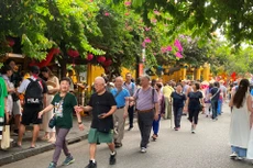 Khách quốc tế thăm quan Hội An