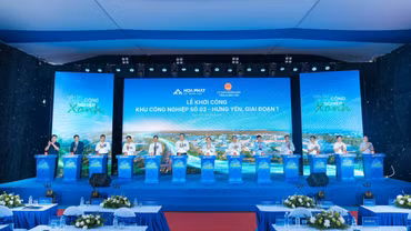 Các đại biểu thực hiện nghi thức bấm nút khởi công Khu công nghiệp Số 02 - Hưng Yên (ảnh: HP)