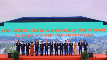 Các đại biểu thực hiện nghi thức khởi công hạ tầng kỹ thuật Dự án Nhà máy Nhiệt điện LNG Quỳnh Lập (ảnh: PVN)