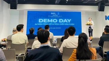 Ông Đỗ Tiến Thịnh, Phó Giám đốc Trung tâm Đổi mới sáng tạo Quốc gia phát biểu tại lễ tổng kết và trình diễn sản phẩm trí tuệ nhân tạo trong công vụ