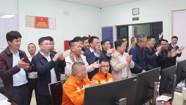 Đại diện các đơn vị liên quan chứng kiến thời khắc đóng điện Dự án Nâng công suất Trạm biến áp 500kV Hòa Bình (ảnh: EVNNPT)