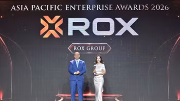 Bà Nguyễn Hải Hà, Giám đốc Truyền thông và Marketing ROX Group đại diện Tập đoàn nhận cup vinh danh “Thương hiệu truyền cảm hứng” 2026