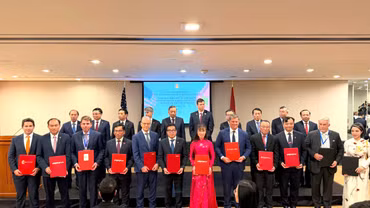 Dưới sự chứng kiến của Tổng Bí thư, Chủ tịch nước Tô Lâm cùng lãnh đạo Đảng, Nhà nước, Chính phủ Việt Nam, Tổng Công ty Lọc hóa dầu Việt Nam đã trao Thỏa thuận khung mua dầu thô với ExxonMobil Châu Á - Thái Bình Dương. Ảnh: Tổng Giám đốc BSR Nguyễn Việt Thắng (thứ 6 từ trái qua, hàng đầu) trao Thỏa thuận khung với đối tác ExxonMobil Châu Á – Thái Bình Dương.