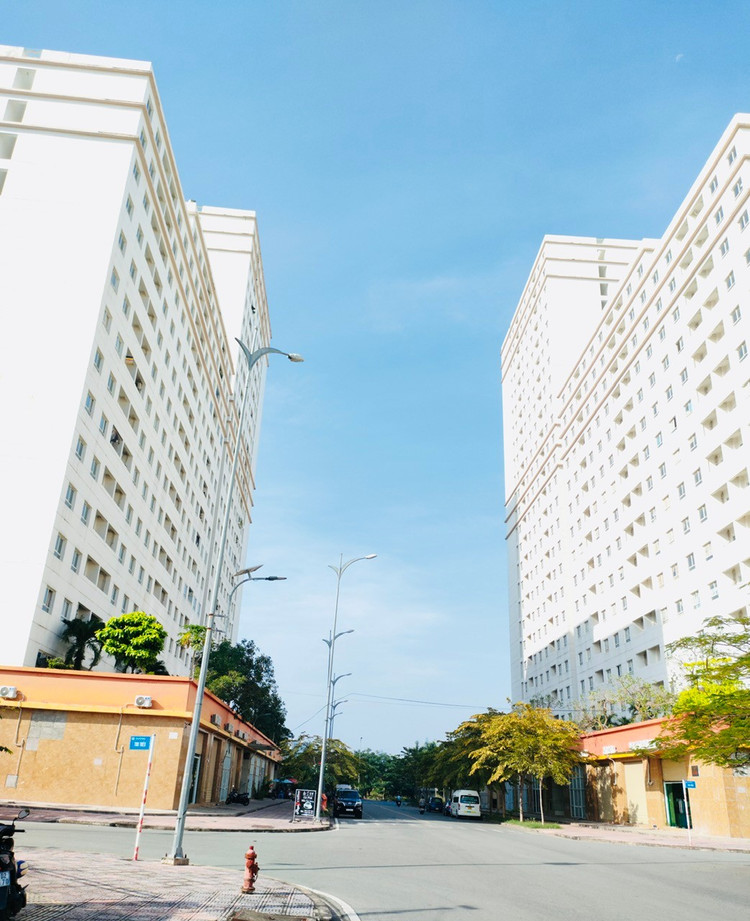 Theo HoREA, nhu cầu NOXH là rất lớn trong khi nguồn cung vẫn chưa theo kịp, dẫn đến tình trạng “cầu vượt xa cung”. Điều này khiến quá trình phân bổ sản phẩm trở nên khó khăn và dễ phát sinh bất cập. Ảnh: Gia Tường