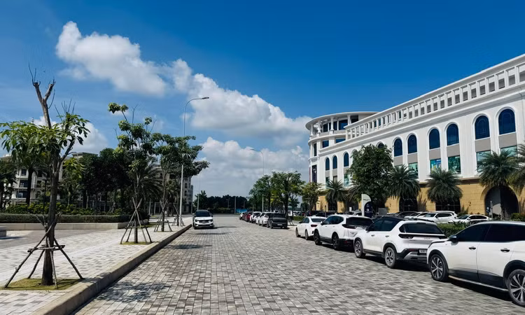 Cổ phiếu bất động sản đang ở giai đoạn tích lũy lành mạnh quanh vùng định giá trung bình sau một đợt tăng trưởng mạnh. Ảnh: Trường An