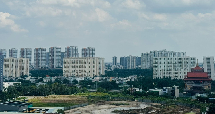 Dù nguồn cung mới tại TP.HCM đã có dấu hiệu cải thiện, thị trường vẫn khan hiếm so với nhu cầu thực, khiến giá bán tiếp tục chịu áp lực tăng ở cả thị trường sơ cấp lẫn thứ cấp. Ảnh: Bảo Tín