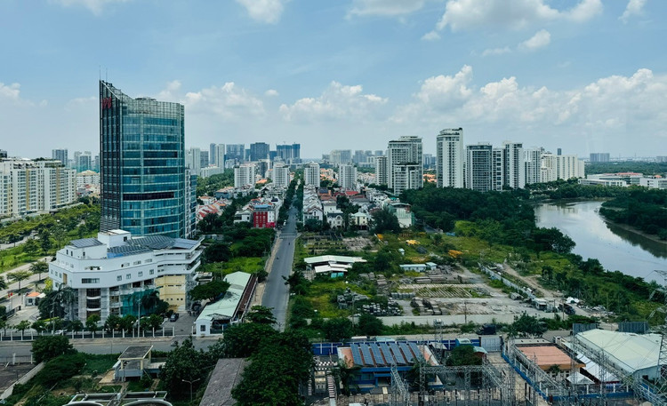 Nhiều chủ đầu tư sau giai đoạn sử dụng đòn bẩy tài chính cao buộc phải bán ra những tài sản từng được xem là của “để dành”. Ảnh: Gia An