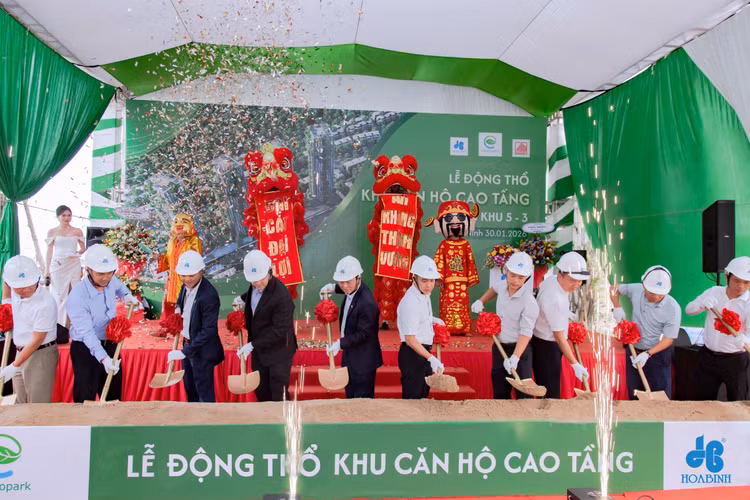 Trong dự án này, Xây dựng Hòa Bình đảm nhận vai trò tổng thầu khu căn hộ cao tầng Phân khu 5-3, gồm 4 tháp, mỗi tháp cao 41 tầng, là một trong những phân khu cao tầng lớn của toàn dự án