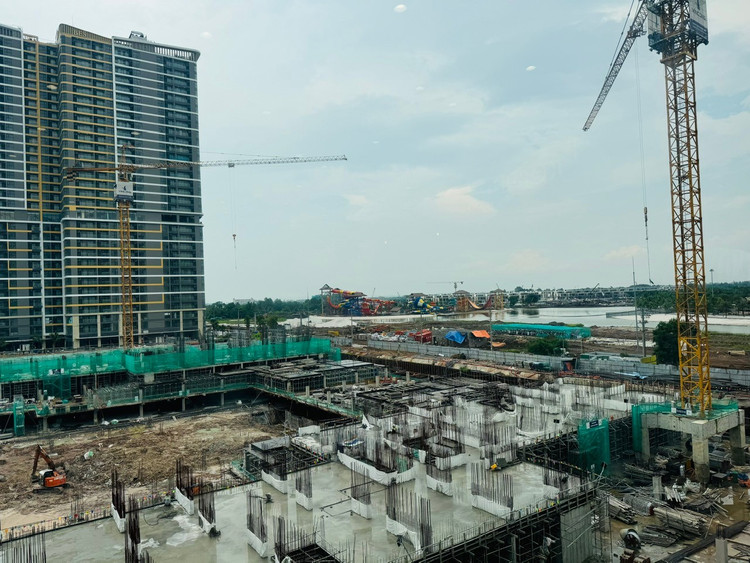 Trong tháng 8/2025, nguồn cung và thanh khoản đều cải thiện rõ rệt, nhờ sự cộng hưởng từ nền kinh tế vĩ mô ổn định, chính sách pháp lý mới cùng các dự án hạ tầng quy mô lớn đang được triển khai. Ảnh: Bảo Tín