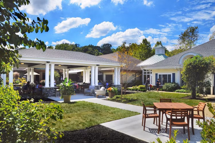 Savills ước tính quy mô thị trường chăm sóc người cao tuổi tại Việt Nam có thể tăng từ 2,3 tỷ USD năm 2024 lên 3,6 tỷ USD vào năm 2032. Ảnh: Internet