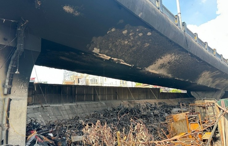 Đây không chỉ là một sự cố hỏa hoạn đô thị thông thường, mà còn là lời cảnh báo về những rủi ro an toàn kết cấu hạ tầng khi hành lang an toàn đường bộ bị sử dụng sai mục đích. Ảnh: Internet