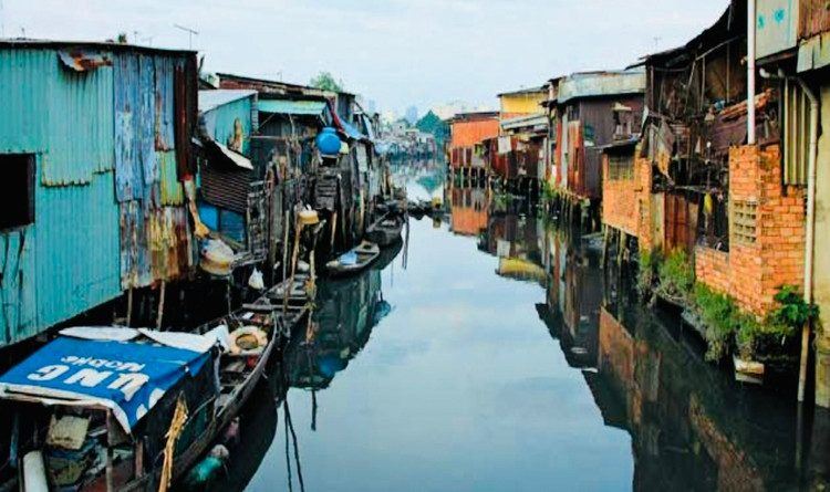 Chương trình di dời đã triển khai nhiều năm nhưng tiến độ còn chậm do hạn chế nguồn lực, quỹ đất và cơ chế pháp lý. Ảnh: Internet