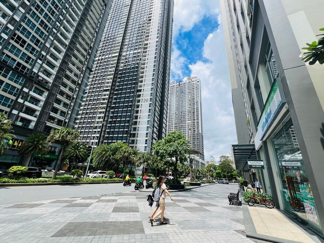 Trái ngược với sự sôi động ở nhóm cao cấp, phân khúc nhà ở hạng C và nhà ở xã hội vẫn gần như “đóng băng”. Ảnh: Internet