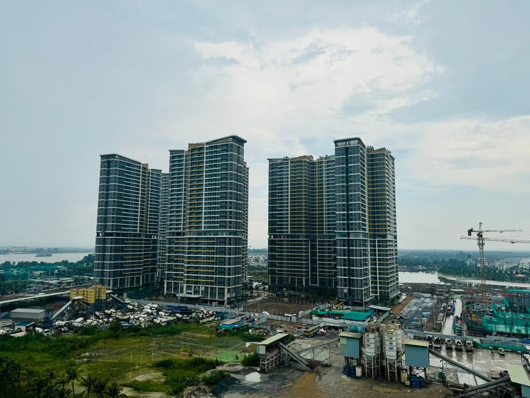 Chính sách mới được kỳ vọng không chỉ bổ sung nguồn cung hàng trăm nghìn căn hộ và các sản phẩm nhà ở khác mà còn giúp thị trường lấy lại cân bằng, tạo nền tảng cho phát triển kinh tế - xã hội bền vững. Ảnh: Bảo An.