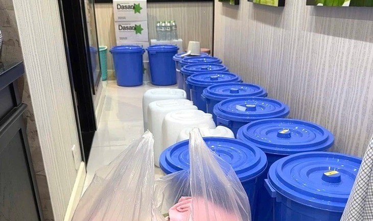 Hình ảnh các thùng nước mà bà Loan đã chuyển lên trong thời gian bị cắt. Nguồn ảnh: Báo Tuổi Trẻ