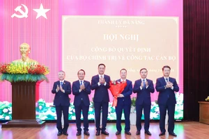 Thường trực Thành ủy Đà Nẵng tặng hoa chúc mừng đồng chí Nguyễn Mạnh Hùng, tân Phó Bí thư Thành ủy Đà Nẵng nhiệm kỳ 2025 - 2030.