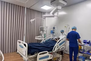 Nạn nhân vụ tai nạn được chăm sóc, điều trị tại bệnh viện trên đảo Phú Quốc. (Ảnh: TTXVN phát)