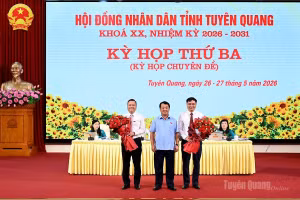Đồng chí Bí thư Tỉnh ủy Tuyên Quang Hầu A Lềnh tặng hoa chúc mừng 2 đồng chí Phó Chủ tịch UBND tỉnh Tuyên Quang Đỗ Anh Tuấn và Đỗ Hùng Đức.