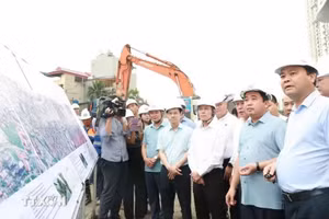 Chiều 19/4, Bí thư Thành ủy Hà Nội Trần Đức Thắng và Phó Bí thư Thường trực Thành ủy Hà Nội Nguyễn Trọng Đông kiểm tra thực địa dự án đường Vành đai 2.5. (Ảnh: TTXVN phát)