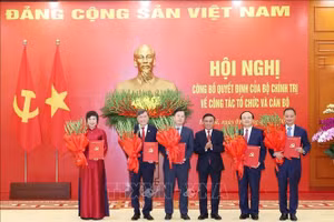 Đồng chí Trần Cẩm Tú, Ủy viên Bộ Chính trị, Thường trực Ban Bí thư trao các Quyết định cho đại diện lãnh đạo 5 cơ quan - Ảnh: TTXVN