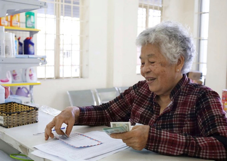 Người về hưu ở Tây Ninh nhận tiền lương hưu tại điểm chi trả