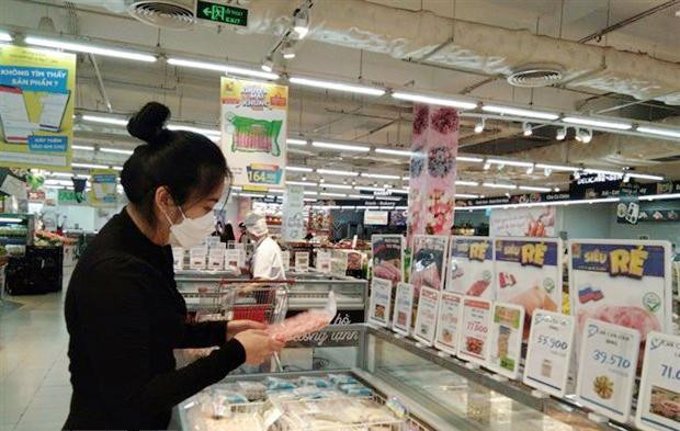 Người dân mua sắm tại siêu thị Big C Vinh (Nghệ An). Ảnh: TTXVN