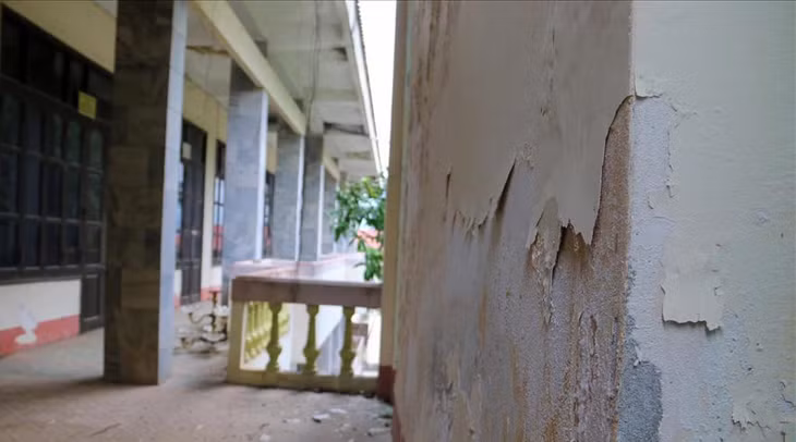 Tương tự bên trụ sở HĐND, UBND, nhiều vị trí đã bị bong tróc...