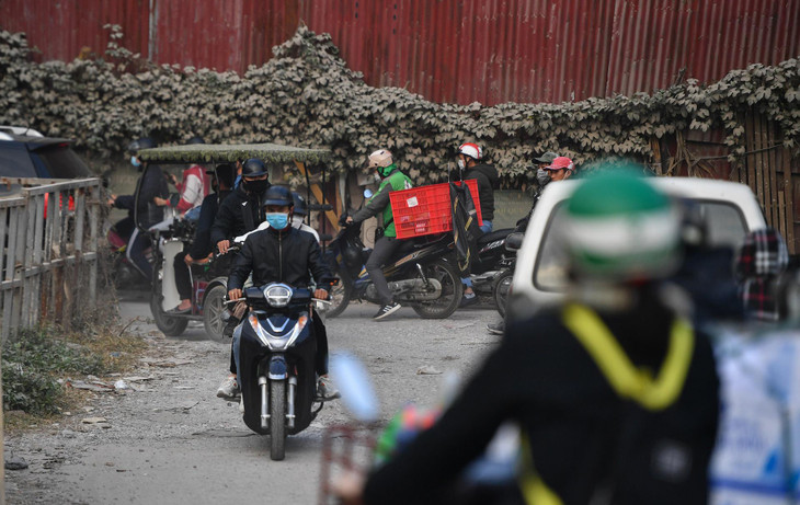 Đến đoạn đường cụt, nhiều xe phải chuyển hướng đi vào ngõ 192 Lê Trọng Tấn. Ngõ hẹp khiến cảnh ùn tắc tại đây xuất hiện bất kể thời gian trong ngày.
