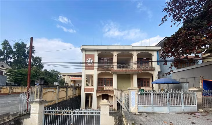 Cuối năm 2019, toàn bộ diện tích, dân số của huyện Kỳ Sơn được sáp nhập vào TP. Hòa Bình. Từ đó đến nay, nhiều công sở, trụ sở của huyện Kỳ Sơn cũ đã bị bỏ hoang.