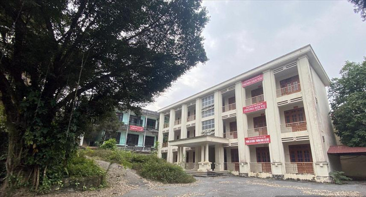 Cụ thể, chuyển mục đích sử dụng 24.806,2 m2 đất trụ sở cơ quan nêu trên. Trong đó, 18.021,6 m2 đất trụ sở HĐND và UBND huyện Kỳ Sơn (cũ); 6.784,6 m2 đất trụ sở Huyện ủy Kỳ Sơn (cũ) sang đất ở đô thị để bán đấu giá quyền sử dụng đất và tài sản gắn liền với đất.