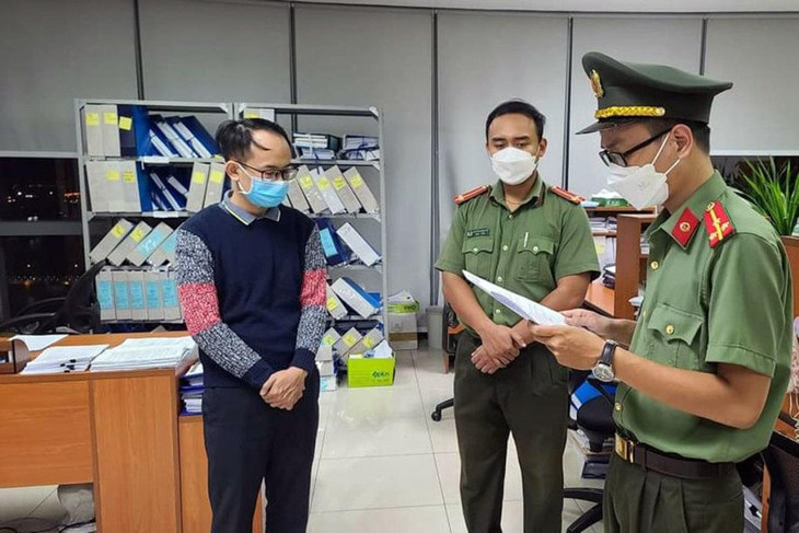 Cơ quan an ninh điều tra đọc lệnh bắt tạm giam Nguyễn Văn Phong Cơ quan an ninh điều tra đọc lệnh bắt tạm giam Nguyễn Văn Phong