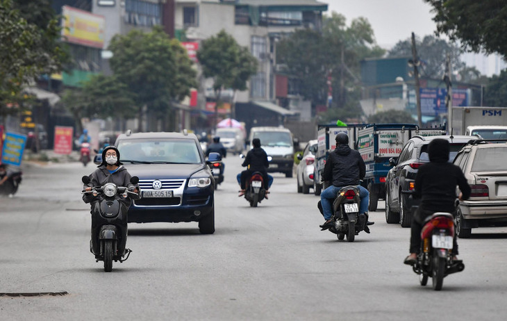 Tuy nhiên, tại đây chưa có hệ thống biển báo, vạch kẻ đường và phương án tổ chức giao thông. Xe cộ đi lại hỗn loạn. Nhiều ô tô đỗ ngay dưới lòng đường, sát dải phân cách. Ông Lê Minh (phường Định Công, Hoàng Mai) cho biết, những vụ va chạm tại đây xảy ra thường xuyên. &quot;Về đêm, hàng loạt xe tải, xe hút bể phốt từ khắp nơi kéo về tập kết khiến chúng tôi không thể ngủ&quot;, ông nói.
