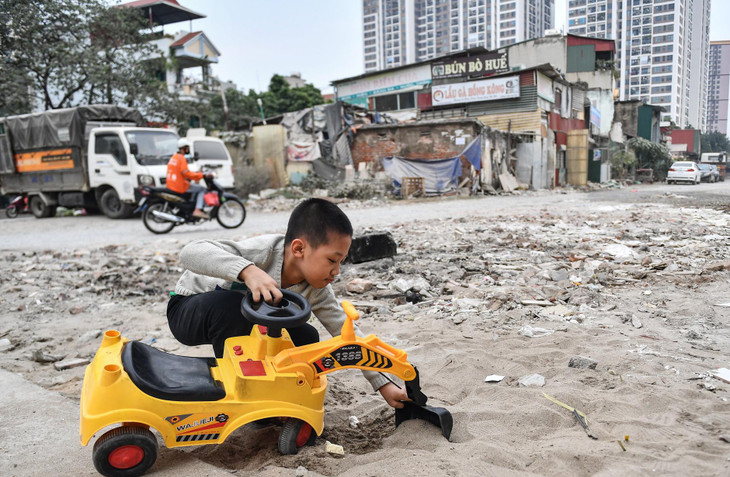 Cơ quan chức năng Hà Nội chưa thể dự kiến ngày hoàn thành tuyến đường dài 2,1 km sau gần 8 năm khởi công. &quot;Môi trường ô nhiễm, vỉa hè và hạ tầng chưa hoàn thiện nên tôi rất lo lắng khi đứa cháu đang chơi chẳng may lao ra đường, rất nguy hiểm&quot;, ông Nguyễn Trần Hà (phường Định Công, quận Hoàng Mai), chia sẻ.